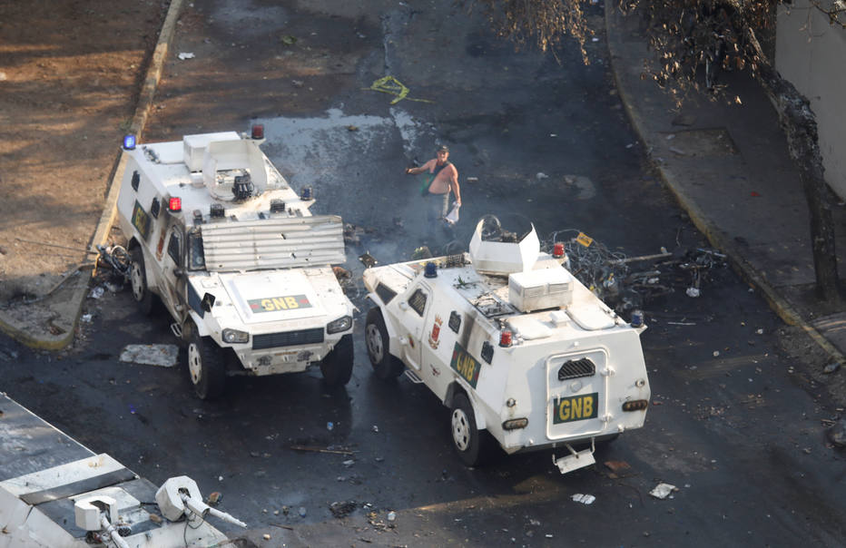 Blindados usados pela Guarda Nacional Bolivariana contra manifestantes, em Caracas