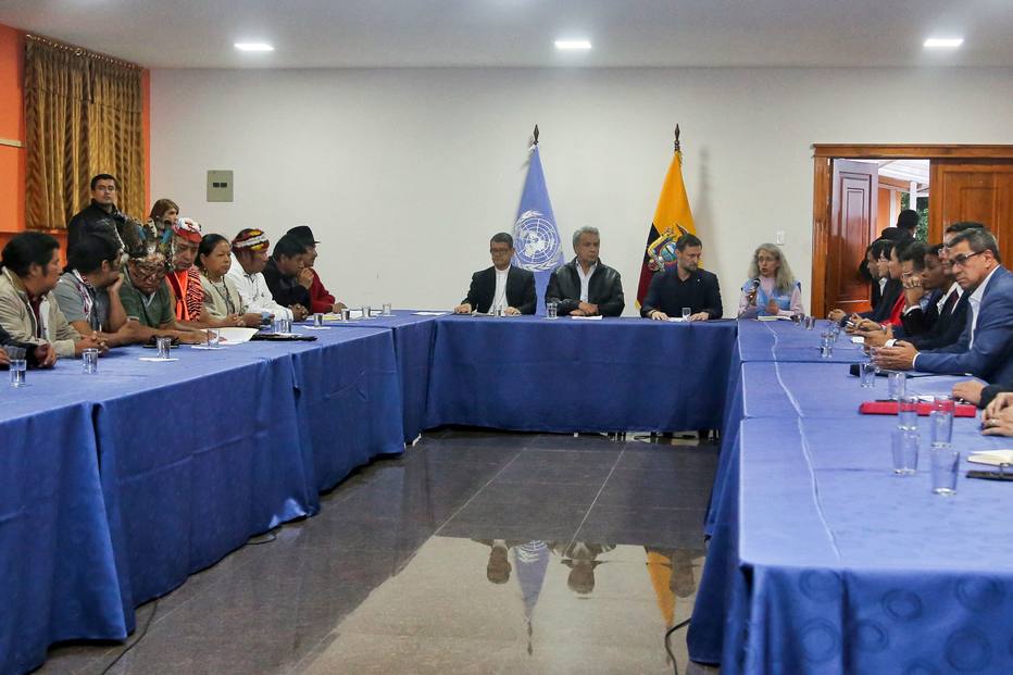 Após negociação com indígenas, Lenin Moreno (C) anunciou a revogação do decreto que cortava subsídio de combustíveis