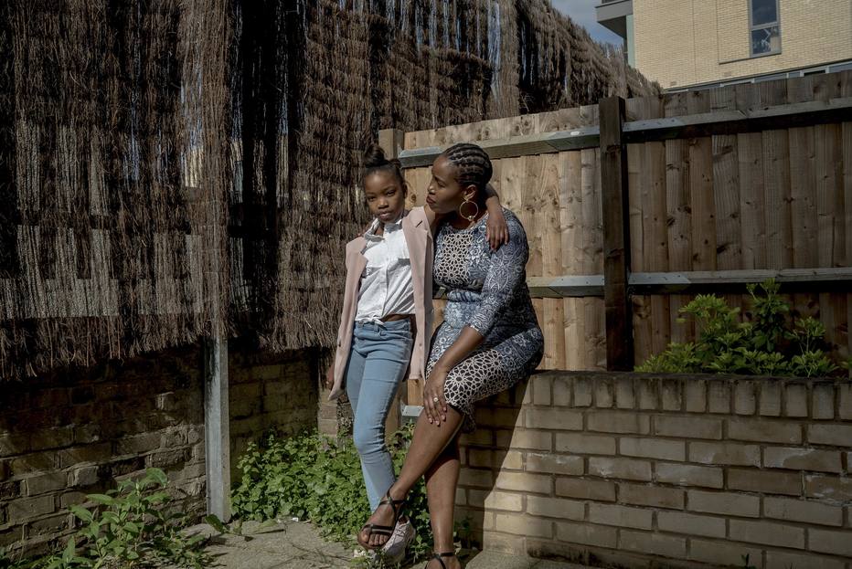 Carol Lengolo, com sua filha de 13 anos, Tshego, em Londres