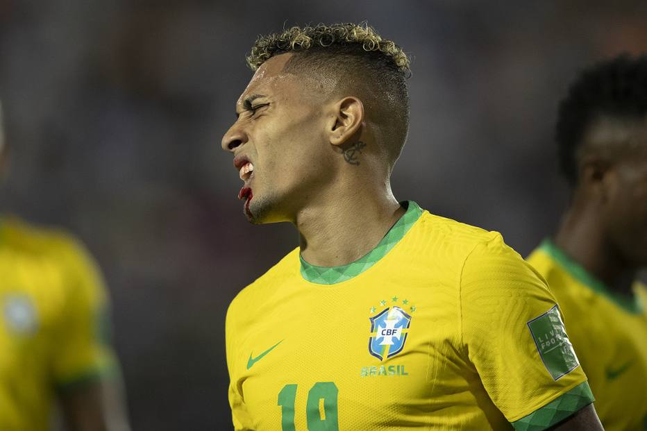 Raphinha ficou com a boca sangrando após cotovelada de Otamendi no clássico entre Argentina e Brasil pelas Eliminatórias. VAR não viu motivo para expulsão do zagueiro argentino.