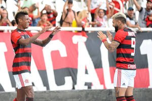 Bruno Henrique (esq.) se destacou no clássico com o Botafogo