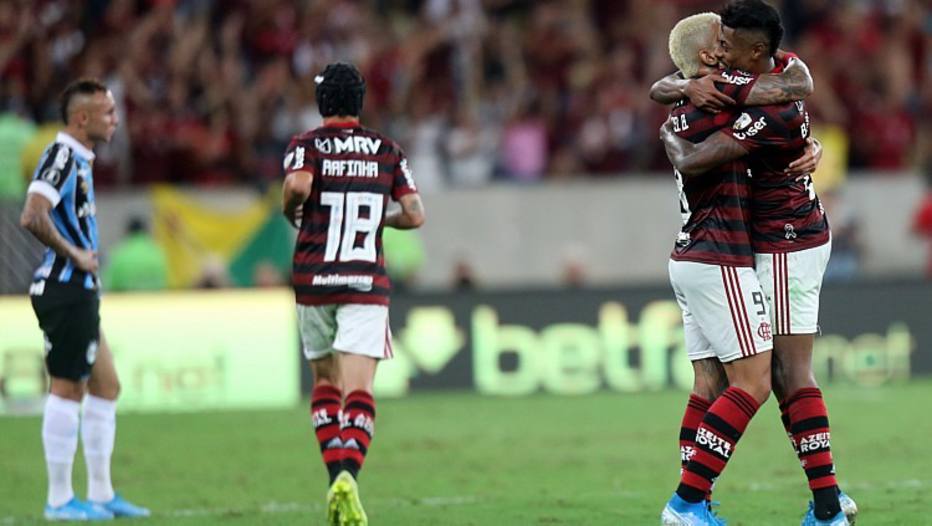 Gabriel e Bruno Henrique comemoram um de seus gols contra o Grêmio