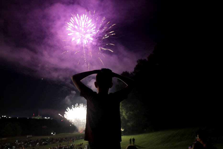 Menino americano assiste show de fogos de artifício na celebração da independência dos EUA na madrugada de 3 para 4 de julho em Maryland