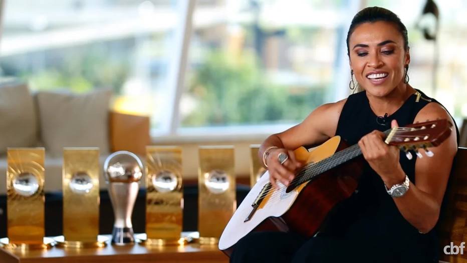 Marta revela inspiraÃ§Ãµes, canta e toca violÃ£o em entrevista Ã  CBF; assista