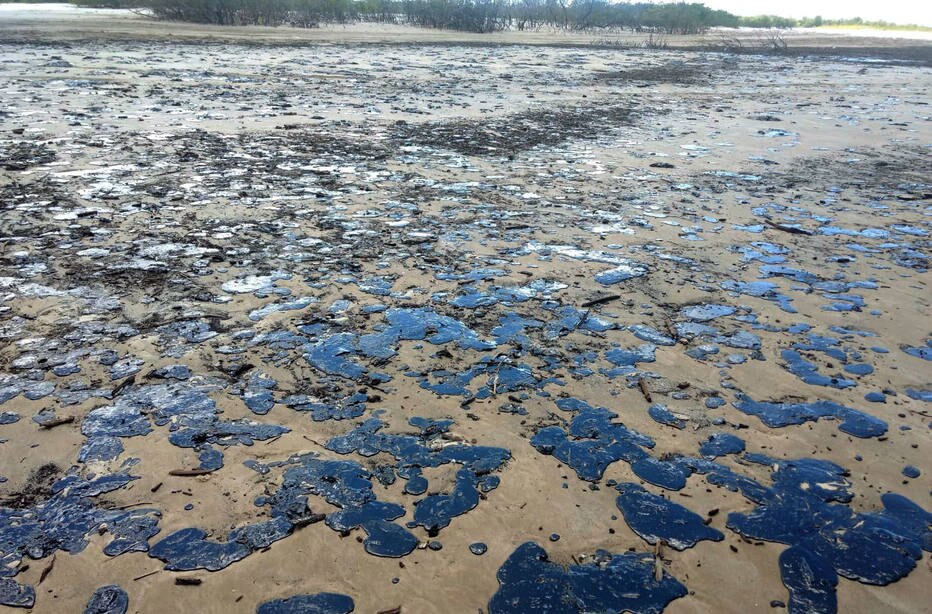 Manchas de petróleo em praia de Sergipe