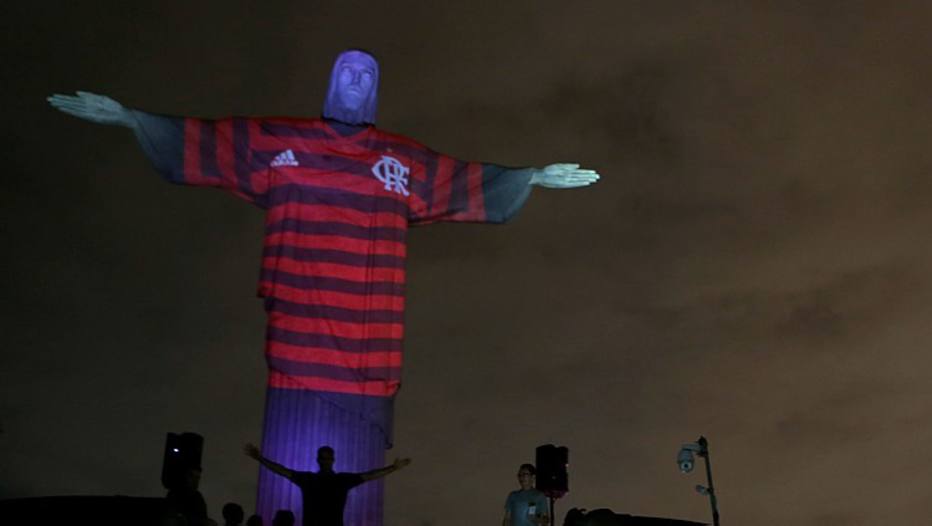 Camisa do Flamengo é projetada no Cristo Redentor