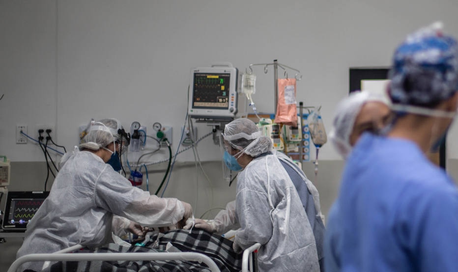 M&eacute;dia m&oacute;vel de mortes por covid-19 fica em 1.051 neste s&aacute;bado no Brasil