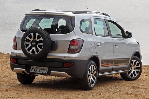 Chevrolet Spin Activ x Fiat Idea Adventure