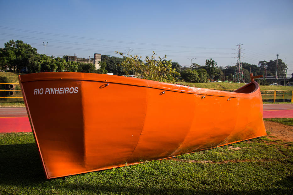 Artista Atraca Barco As Margens Do Rio Pinheiros Como Critica A Poluicao Sao Paulo Estadao