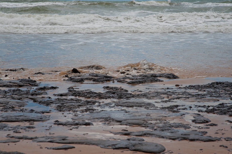 Turismo entra em alerta com avanço de manchas de óleo pelas praias do Nordeste