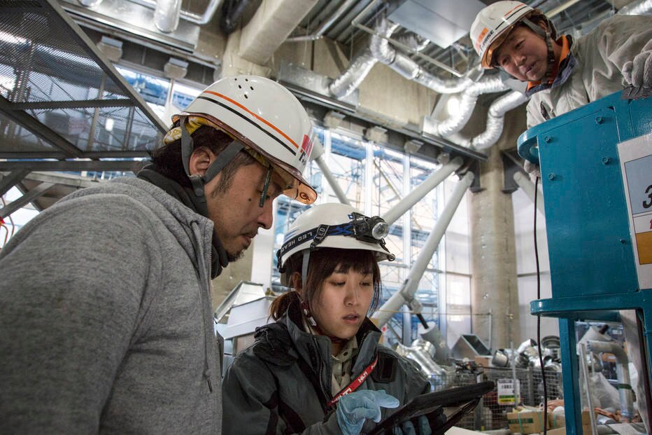 Yuho Nakamura, 25, superintendente da Shimizu Corporation, supervisiona 30 trabalhadores da construção