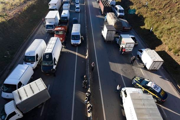 Resultado de imagem para Caminhoneiros paralisam rodovias pelo PaÃ­s contra aumento nos preÃ§os do diesel
