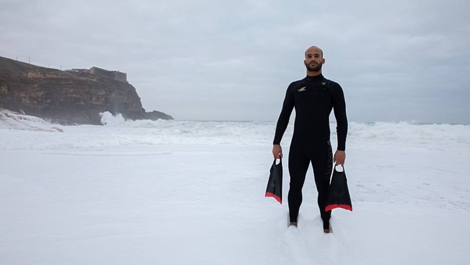 El brasileño surfea las olas más grandes del mundo sin tabla y solo con aletas en los pies – Deporte