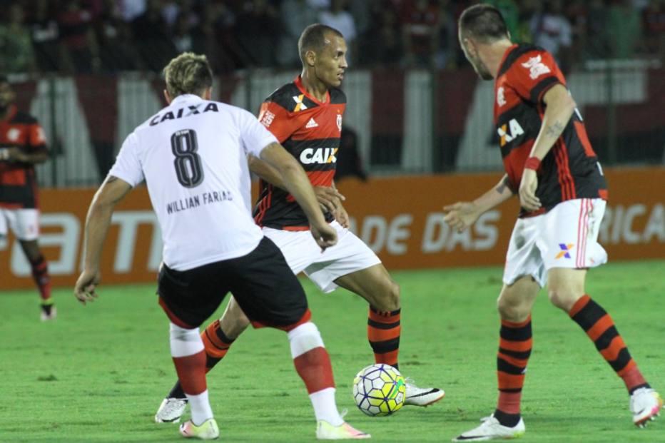 Flamengo Derrota O Vitória Por 1 A 0 E Entra No G4 Do Campeonato ...