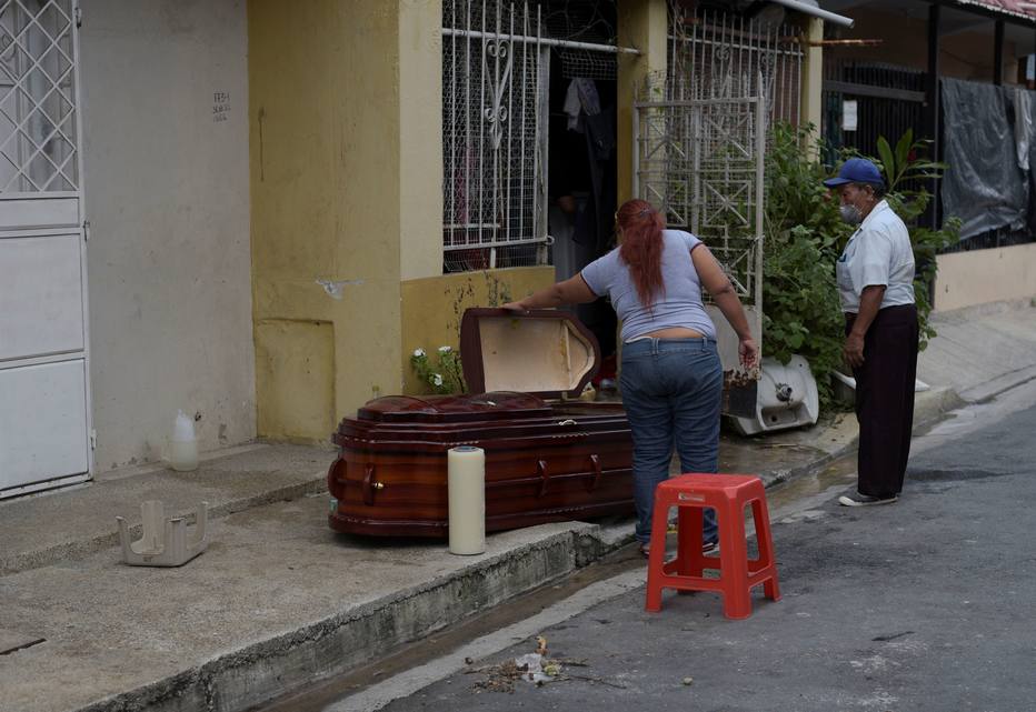 Corpo de mulher que morreu em casa de covid-19 é retirado após cinco dias em Guayaquil 