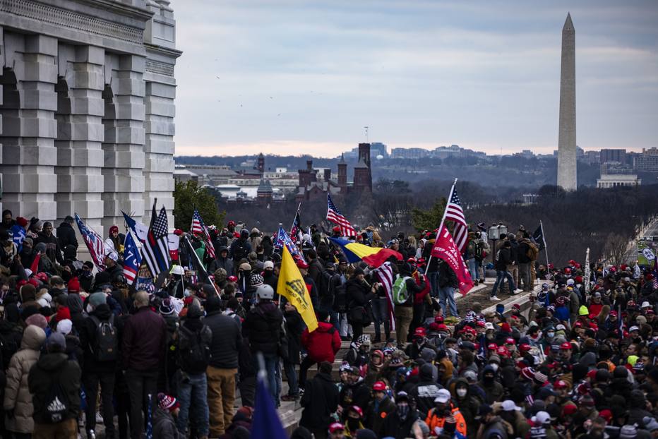 Extremistas pró-Trump invadem Congresso americano