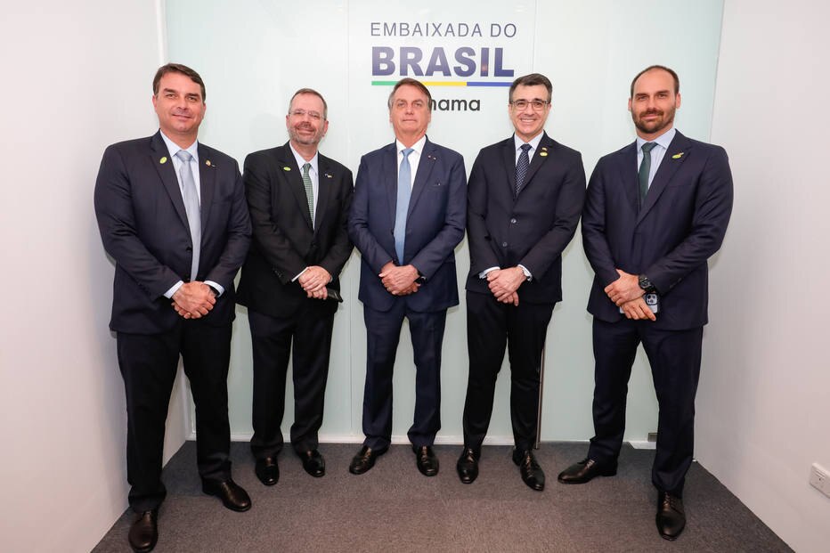 Comitiva de Bolsonaro em Dubai inclui filhos e aliados sem rela&ccedil;&atilde;o com o  governo - Pol&iacute;tica - Estad&atilde;o