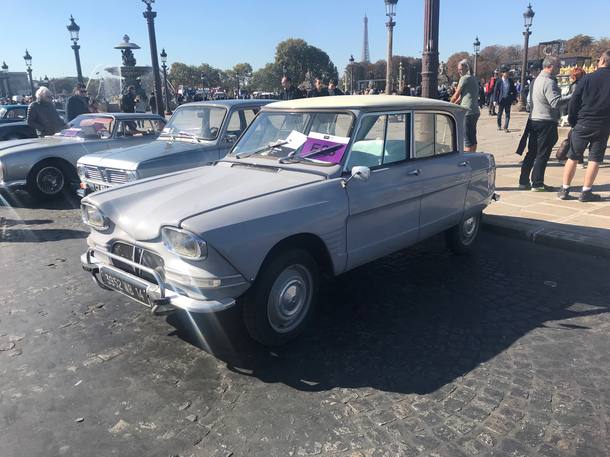 Desfile de carros antigos antes do Salão do Automóvel de Paris