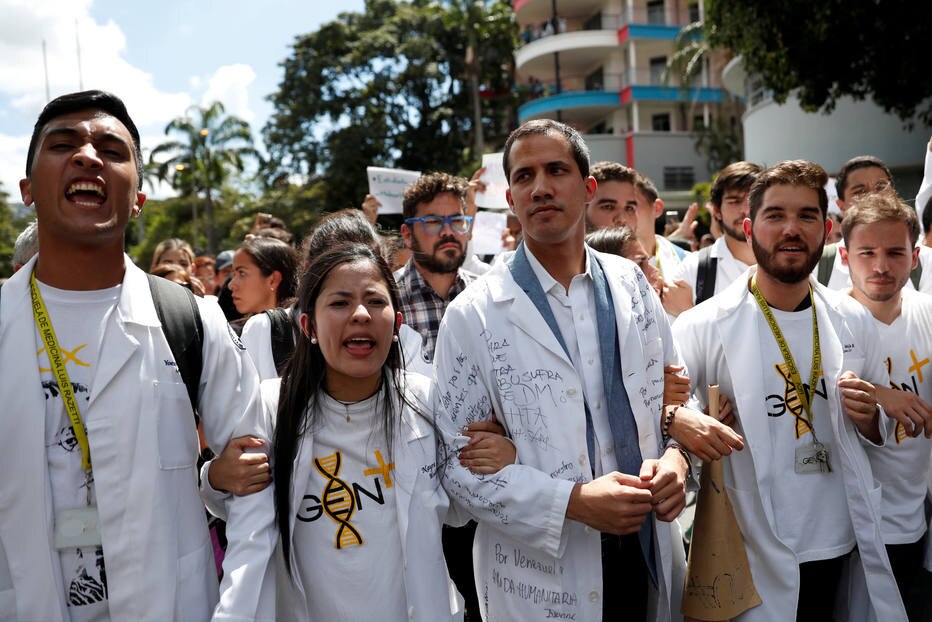 O líder opositor venezuelano, Juan Guaidó (terceiro da esquerda para a direita) participa de manifestação promovida por médicos na Universidade Central da Venezuela, em Caracas 