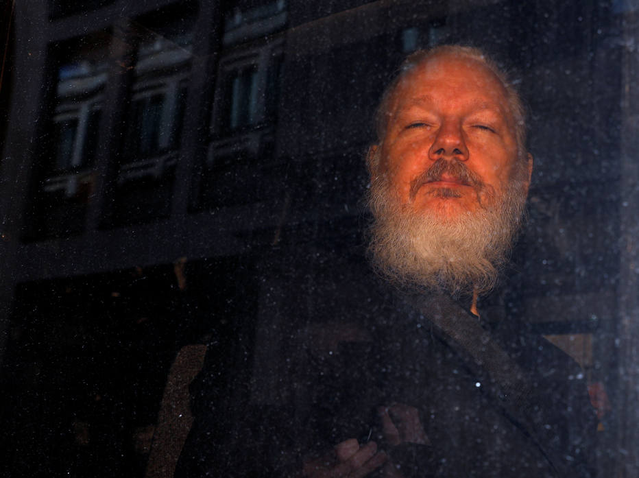 Julian Assange deixa tribunal de Londres depois de ser preso na embaixada do Equador