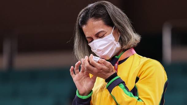 Judoca Lúcia Araújo se emociona após conquistar bronze na Paralimpíada de Tóquio