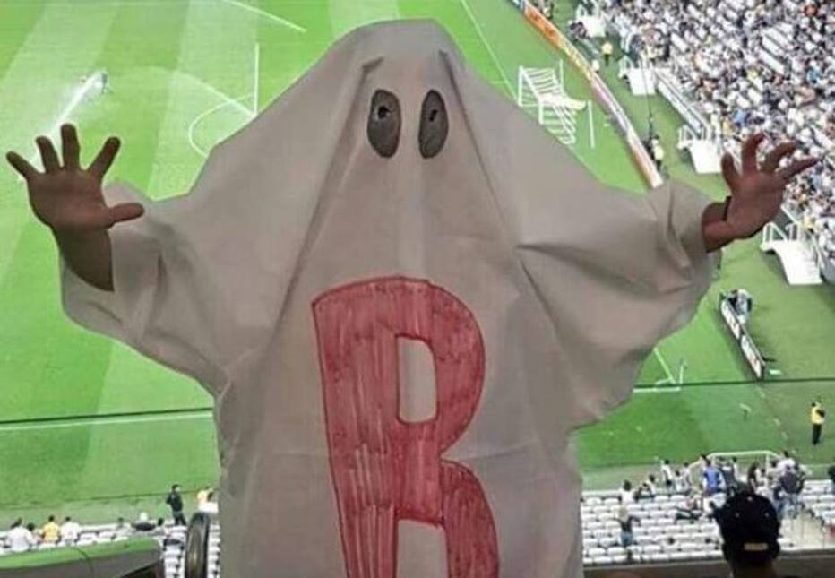 Torcedor assiste a jogo do Corinthians vestido de fantasma ...