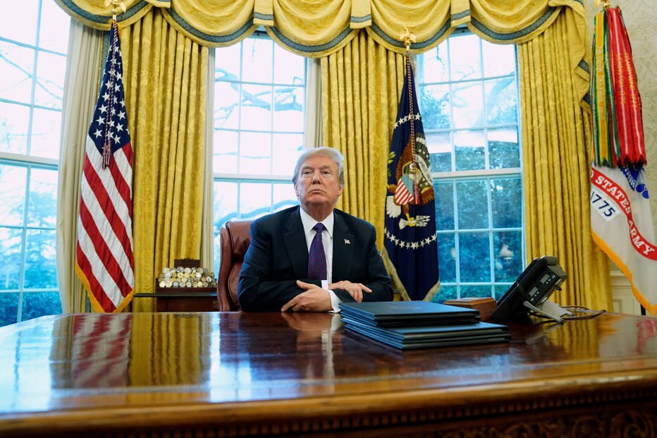 Donald Trump em sua mesa no Salão Oval da Casa Branca, em Washington 