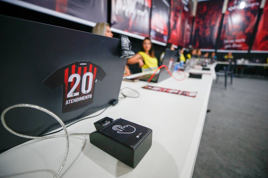 Aparelho que registra as digitais de quem chega ao estádio sem estar cadastrado no sistema biométrico