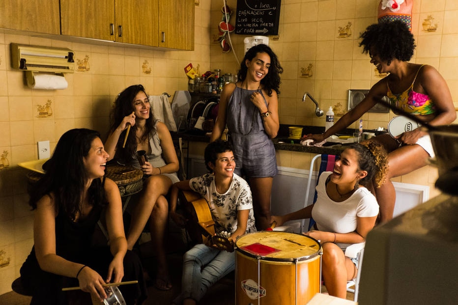 O Samba que Elas Querem. “Formando um grupo feito exclusivamente de mulheres,” disse uma de suas componentes, elas bloqueiam o assédio.