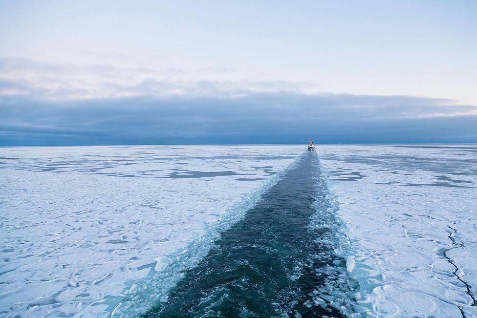 Via aberta na Rota Marítima do Norte, que está se tornando progressivamente navegável com o aquecimento do Ártico.