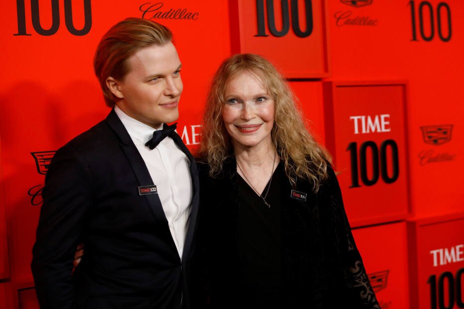 Ronan Farrow com a mãe Mia