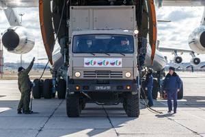 Caminhão com ajuda da Rússia para a Itália sai de aeroporto militar em Moscou 