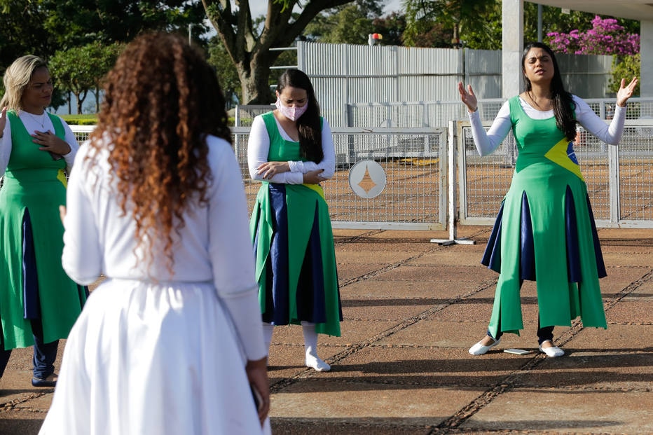 Um grupo de evangelicos comecou o domingo, 5, fazendo uma oracao em frente ao Palacio da Alvorada, residência oficial do presidente da República.