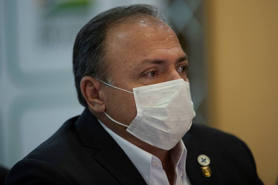 Bolsonaro manda general assinar decreto que vai liberar cloroquina a todos os pacientes de covid-19