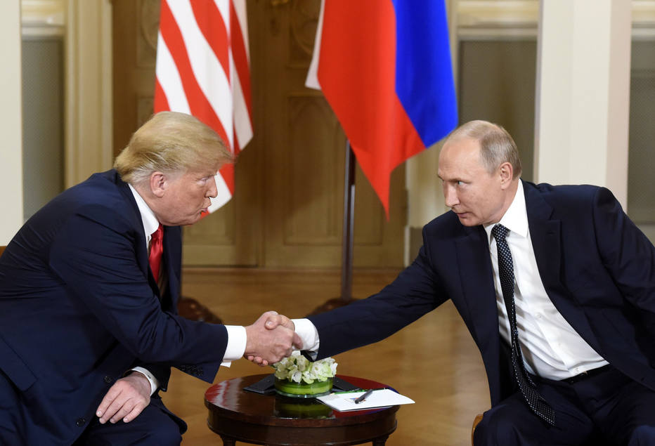 Trump e Putin se cumprimentam durante reunião na Finlândia