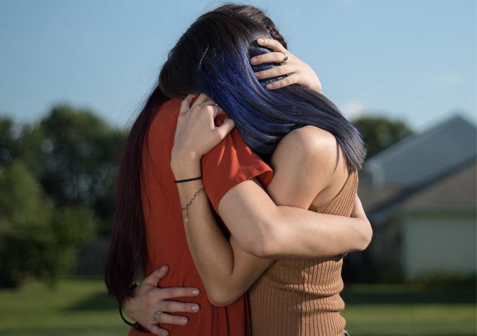 Um rastro digital de imagens de abuso sexual assombra vítimas como essas irmãs.