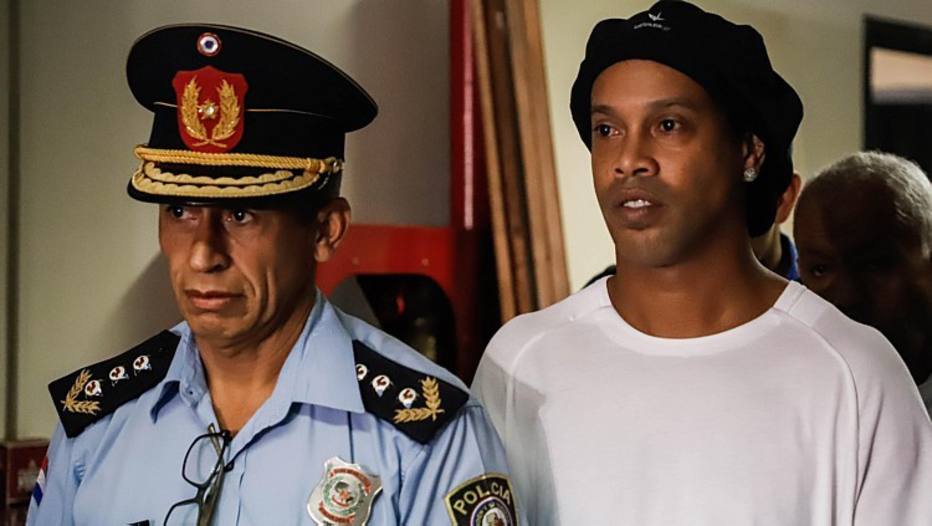 Ronaldinho chega algemado à cadeia em Assunção