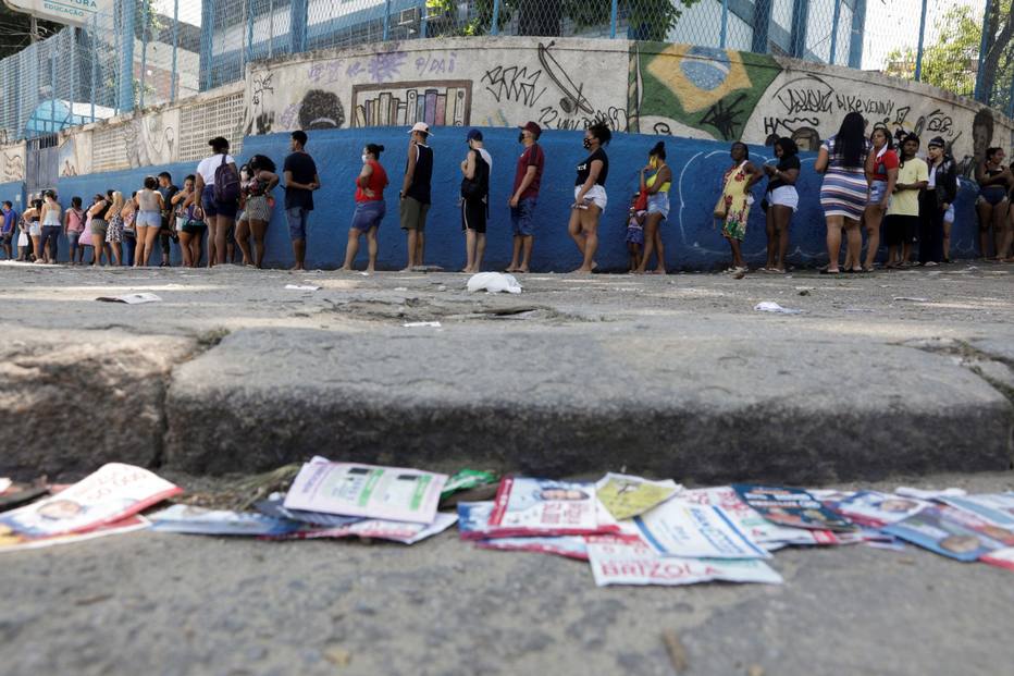 Eleitores fazem fila para votar no Complexo do Alemão, no Rio de Janeiro