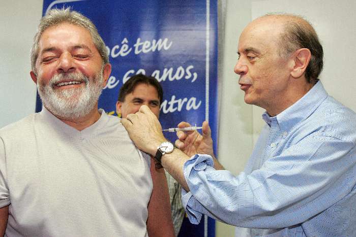Lula e José Serra brincam no lançamento da campanha de vacinação contra  gripe - Saúde - Estadão