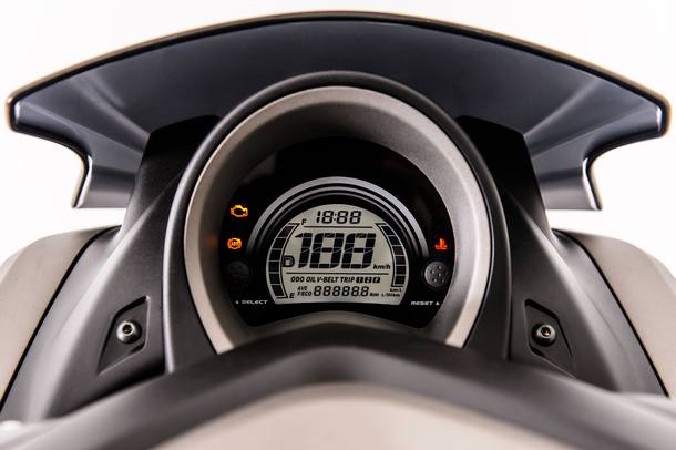 Yamaha NMax 160 enfrenta o Honda PCX 150