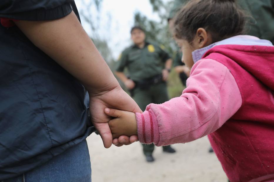 Crianças imigrantes na fronteira entre EUA e México
