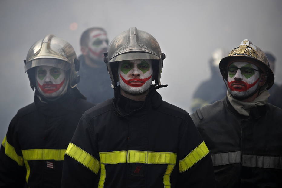 Bombeiros enfrentam a polícia durante manifestação em Paris - Internacional - Estadão