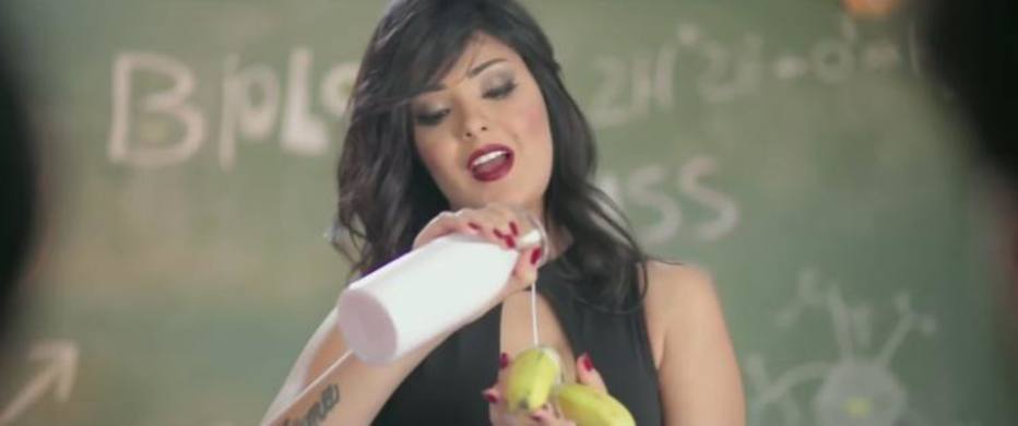 A cantora egípcia Shaimaa Ahmede em cena do clipe 
