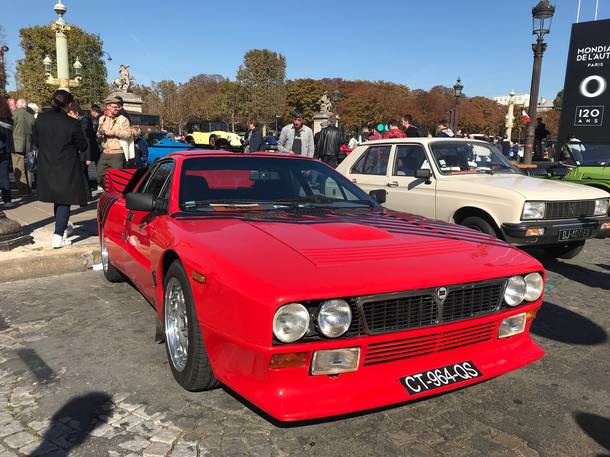 Desfile de carros antigos antes do Salão do Automóvel de Paris