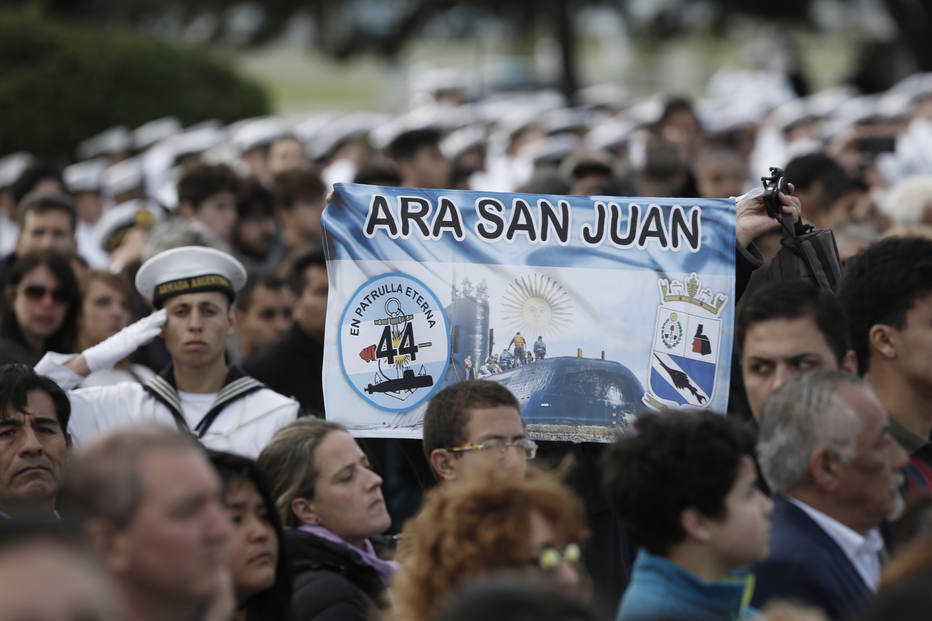 Parentes dos marinheiros desaparecidos em submarino argentino participam de cerimônia na quinta-feira, 15, quando o incidente completou um ano