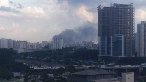 Incêndio atinge prédio na região de comércio popular do Brás