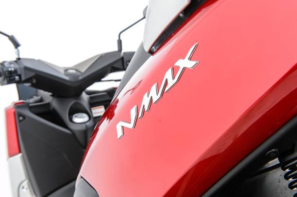 Yamaha NMax 160 enfrenta o Honda PCX 150