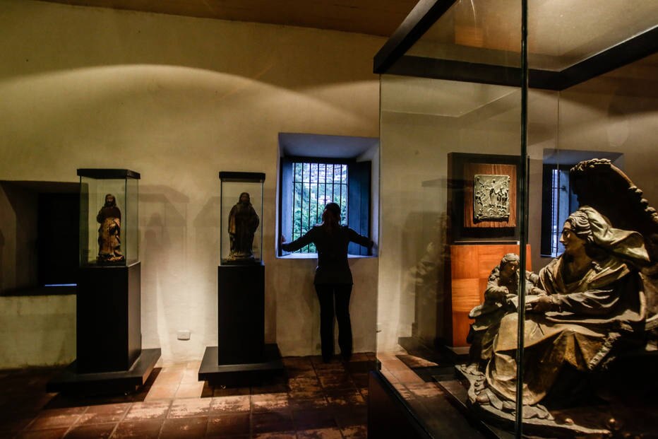Museu de Arte Sacra de Santos colocou vidros de proteção em imagens de santos após ser roubado em 2016