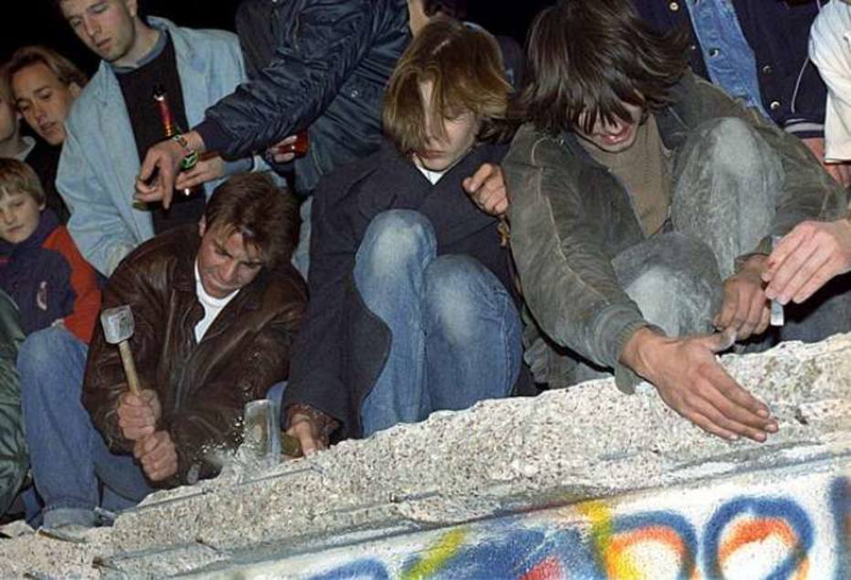 Berlinenses ocidentais ajudam a derrubar Muro de Berlim em 10 de novembro de 1989