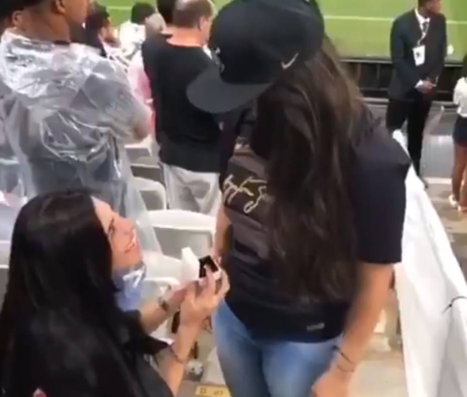 Peão emociona multidão ao pedir namorada em casamento na arena de